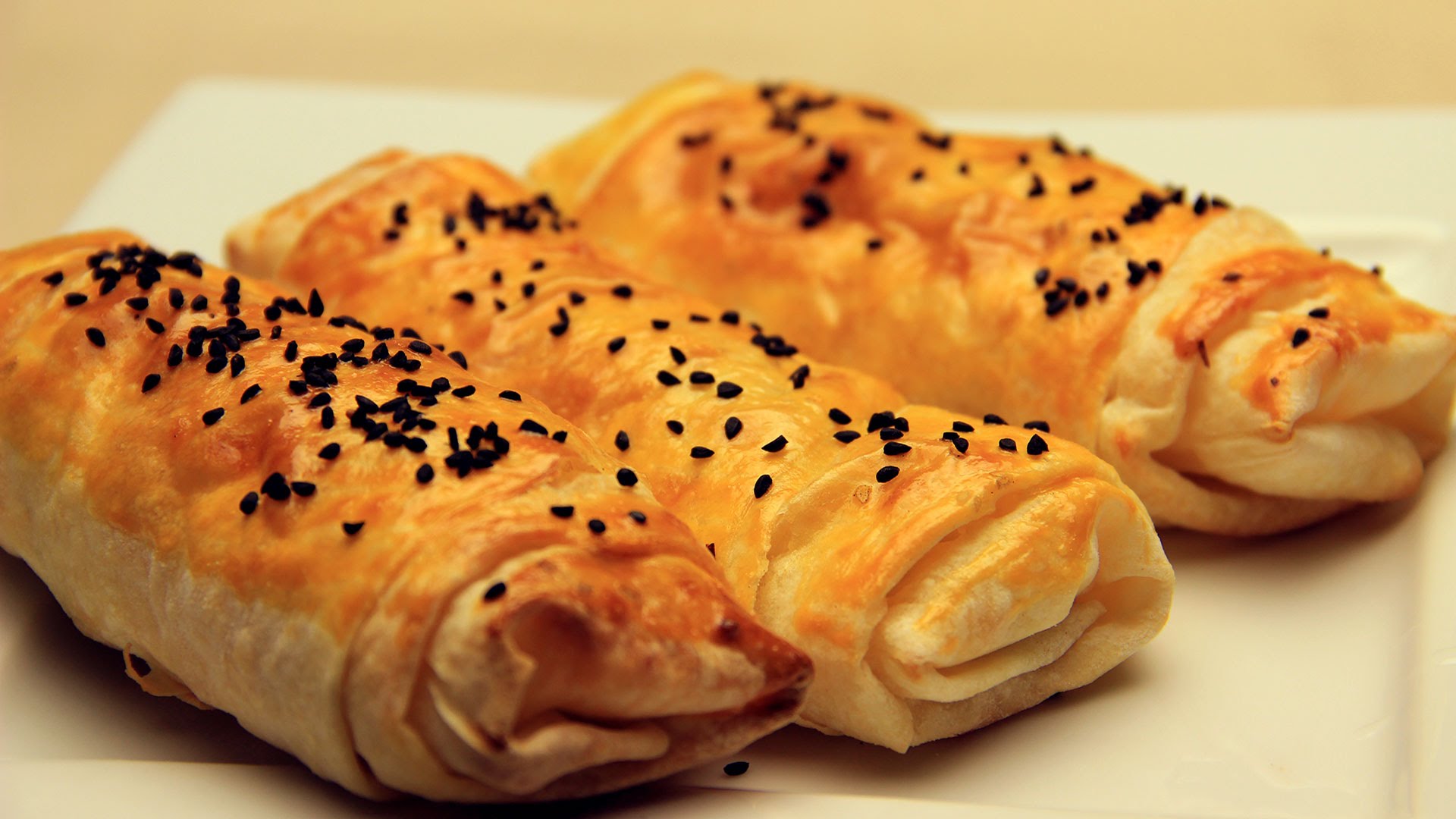 Rulo Börek   (Peynirli,Patatesli,Kıymalı ,Ispanaklı)